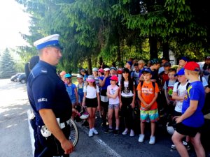 Policjanci egzaminują dzieci podczas zdawania na kartę rowerową