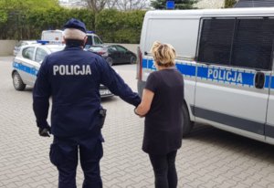 Kobieta zatrzymana przez policjantów