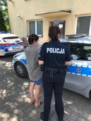 Kobieta zatrzymana przez policjantów