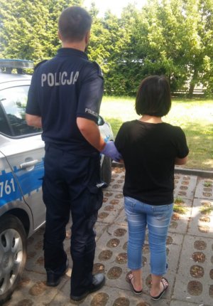 Kobieta zatrzymana przez policjantów