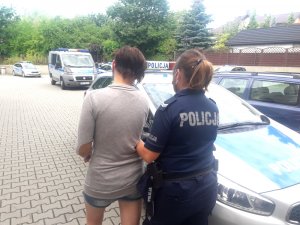 Kobieta zatrzymana przez policjantów