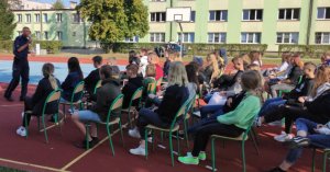 Policjant informuje uczniów klas mundurowych szkoły w Górze Kalwarii o zagrożeniach i odpowiedzialności karnej