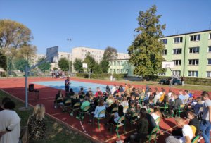 Policjant informuje uczniów z klas mundurowych szkoły w Górze Kalwarii o zagrożeniach i odpowiedzialności karnej