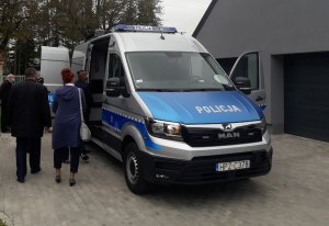 Radni z Prażmowa oglądają nowy policyjny radiowóz przeznaczony do działań drogowych