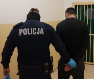 Policjant z zatrzymanym mężczyzną