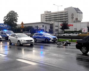 miejsce kolizji drogowej z udziałem motocyklisty. Na drodze przewrócony motocykl