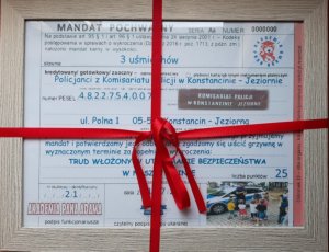 Pamiątkowy mandat z życzeniami dla dzielnicowego z Konstancina Jeziorny