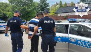 Policjanci z zatrzymanym mężczyzną