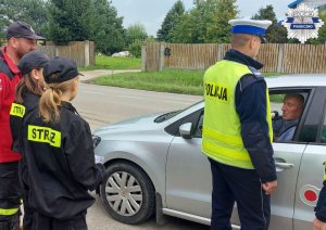 policjanci przy kontroli drogowej