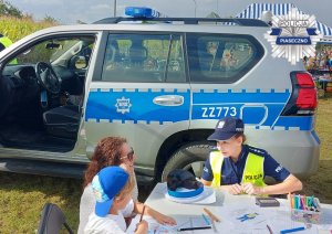 policjanci podczas pikniku