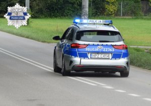 Policyjny radiowóz na drodze pod Prażmowem podczas działań pościgowych