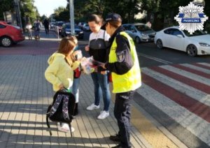 Umundurowane policjantki przed szkołą