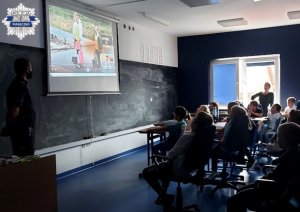 Lekcja o bezpieczeństwie z uczniami klas I, prezentacja filmu o zachowaniach na drodze