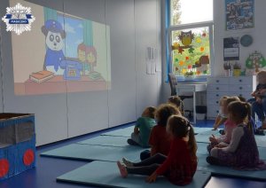 Dzieci oglądają bajkę o bezpieczeństwie