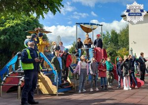 Dzieci obserwują drona nad ich szkołą