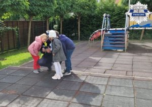 Dzieci zadają pytania dotyczące obsługi drona