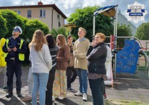 Pokaz drona z uczniami klasy VI