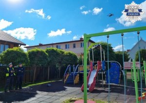 Próbny lot dronem przed spotkaniem z dziećmi