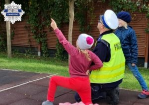 Najmłodsze dzieci obserwują lot drona