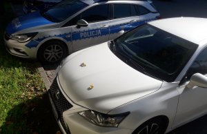 Biały samochód odzyskany przez policjantów