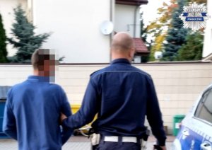 Policjant wydziału ruchu drogowego wraz z zatrzymanym nietrzeźwym mężczyzną