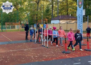 Dzieci uczestniczą w zajęciach praktycznych z wykorzystaniem mobilnego miasteczka ruchu drogowego