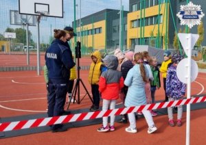 Policjantka i strażnik miejski przypominają o zasadach bezpieczeństwa