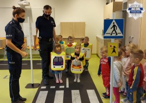 Policjanci podczas zajęć z dziećmi