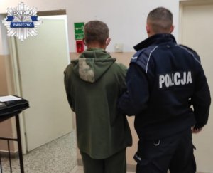 Umundurowany policjant z zatrzymanym mężczyzną