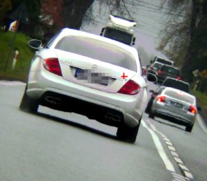 Mercedes podczas wyprzedzania na drodze