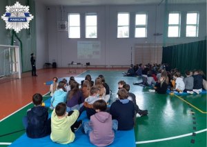 Spotkanie z uczniami na hali sportowej szkoły podstawowej