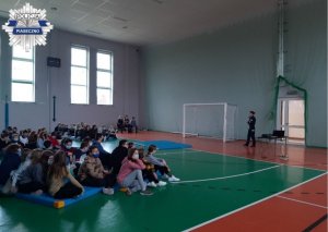Spotkanie z uczniami na hali sportowej szkoły podstawowej