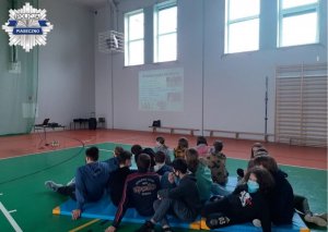 Spotkanie z uczniami na hali sportowej szkoły podstawowej