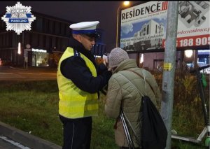 Policjant prezentuje jak działa magiczna tuba i jak widoczny jest pieszy z odblaskami