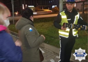 Policjant podczas rozmowy z mieszkankami Piaseczna na temat ważności noszenia odblasków