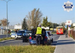 Policjant podczas działań prowadzonych na ulicy w Piasecznie