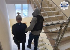 Kobieta wraz z policjantem w KPP Piaseczno