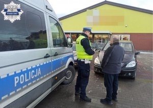 Policjant dokonujący kontroli przestrzegania obostrzeń