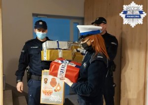 Policjanci z prezentami w drodze do rodziny