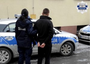 Zatrzymany mężczyzna wraz z policjantką