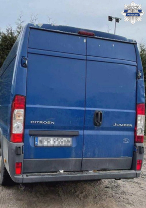 Niebieska furgonetka odnaleziona przez dzielnicowego