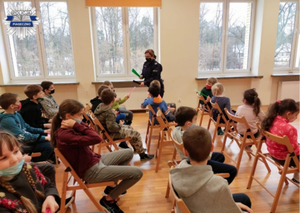 Na zakończenie spotkania dzieci otrzymały odblaskowe opaski