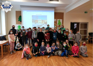 Pamiątkowe zdjęcie wszystkich dzieci z policjantką