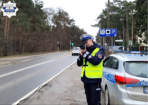 Policjant wydziału ruchu drogowego dokonujący kontroli prędkości