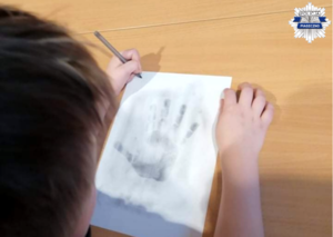 Dzieci wykonywały pamiątkowe odciski swojej ręki