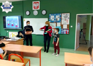 Uczestnicy spotkania otrzymali elementy odblaskowe