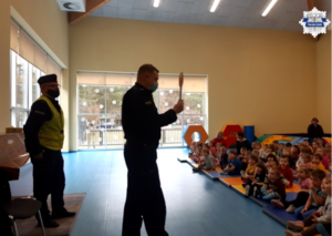 Policjant prezentuje codzienne wyposażenie do służby policjanta