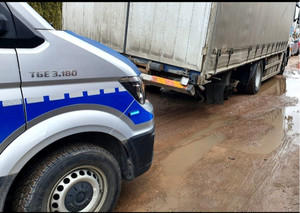 samochód ciężarowy zatrzymany przez policjantów wydziału ruchu drogowego, brak prawego tylnego koła
