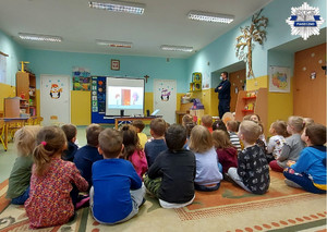 Dzieci oglądają film instruktażowy bezpieczne zachowania