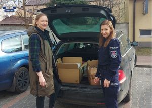 Przekazanie zebranych artykułów koordynatorowi konwoju medycznego ze szpitala